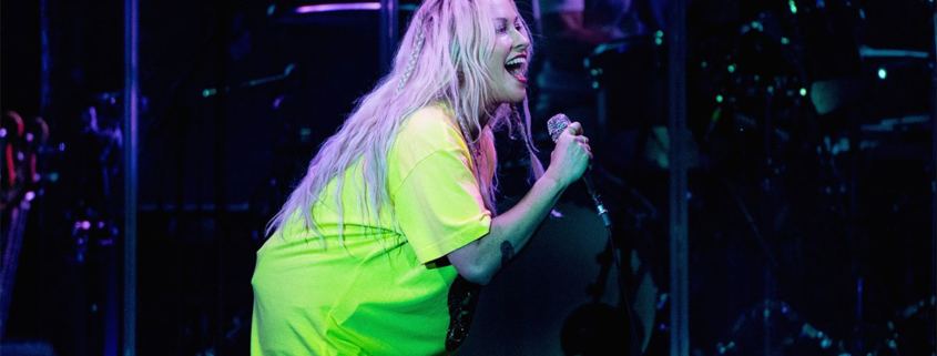 Alanis on stage in Raleigh